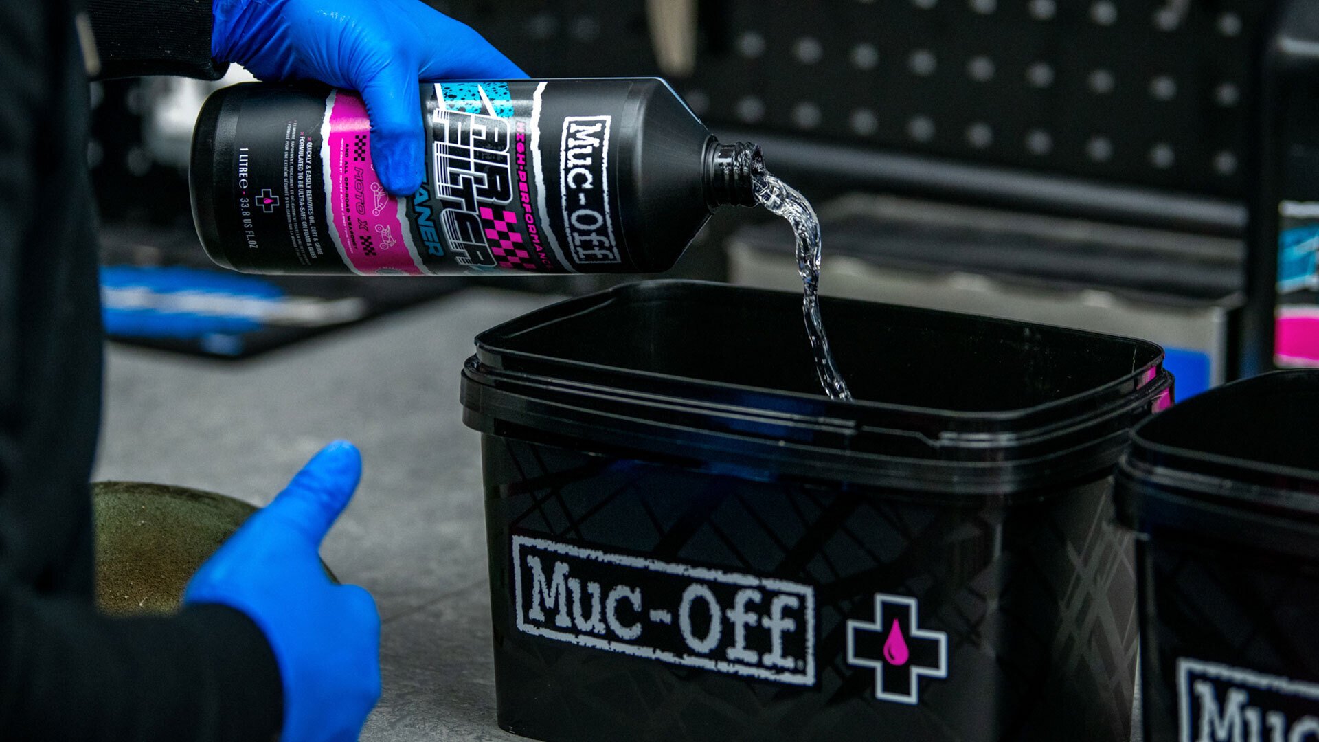 a Biologicky odbouratelný čistič na pěnové vzduchové filtry MUC-OFF AIR FILTER CLEANER 1 litr 