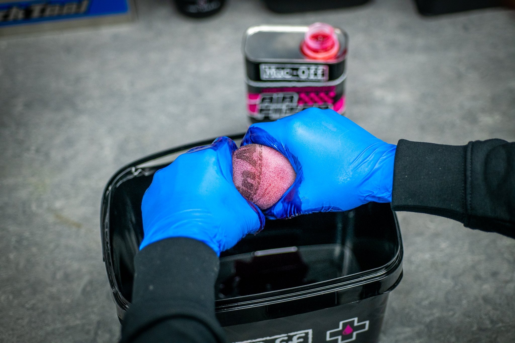 a Olej na pěnové vzduchové filtry MUC-OFF AIRFILTER OIL 1 litr 