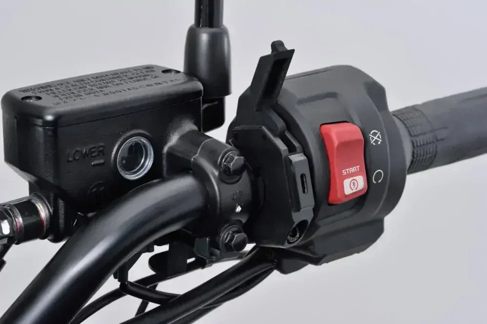 USB-C zásuvka tenká pro motocykl DAYTONA vstup DC12V, výstup 5V/3A, 9V/2A, 12V/1.5A, max. 18W