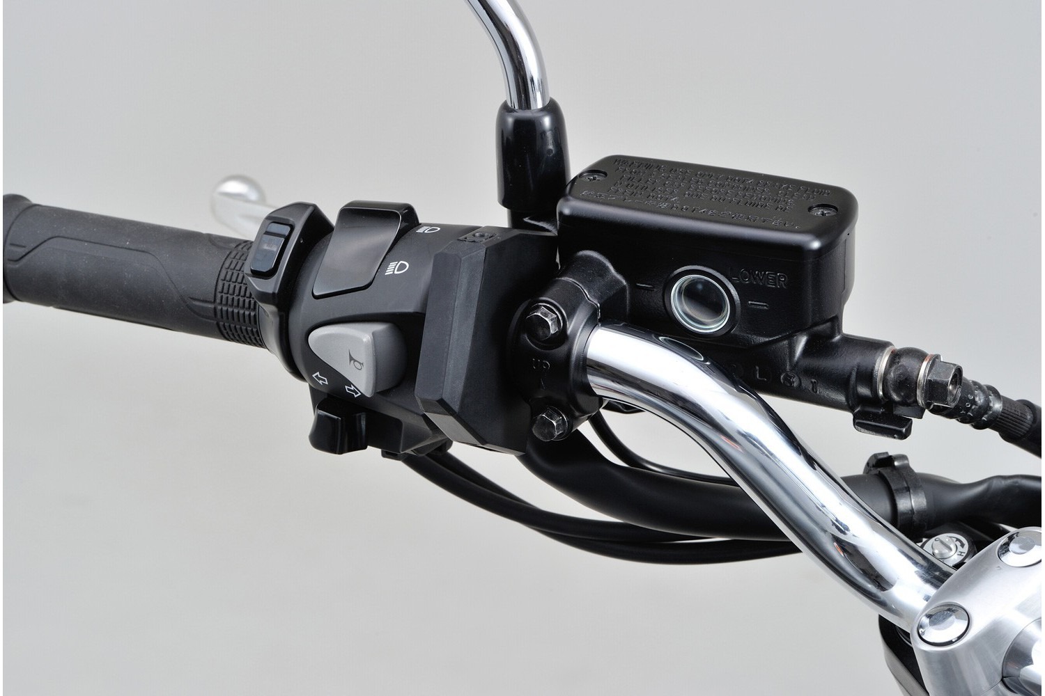 USB-A zásuvka tenká dvojitá pro motocykl DAYTONA 2 USB porty (MAX 5V2,4A) - rozsah vstupního napětí: DC10V-16V