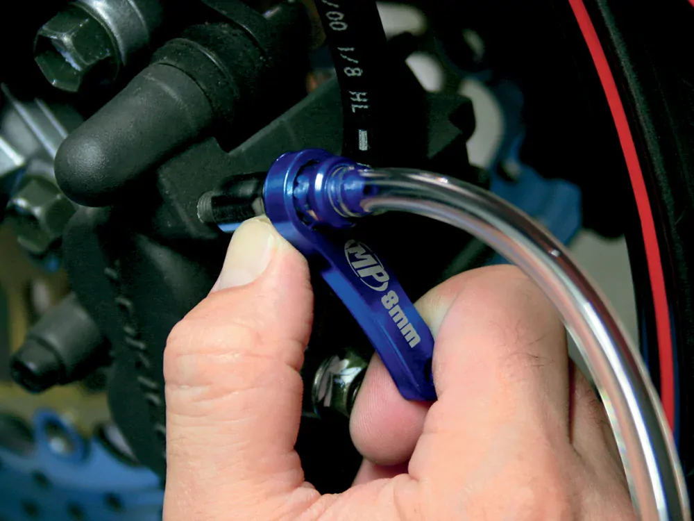 Přípravek pro odvzdušnění brzdového a hydraulického spojkového  systému MOTION PRO TOOL MINI BLEEDER 8MM