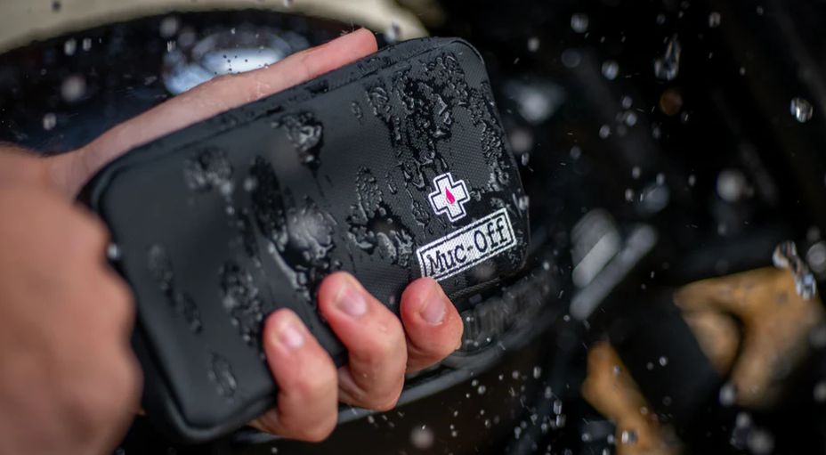 Cestovní pouzdro na příslušenství / nářadí apod. MUC-OFF Rainproof Essentials Case černá, rozměry: délka 18 cm x výška 10 cm x hloubka 2 cm