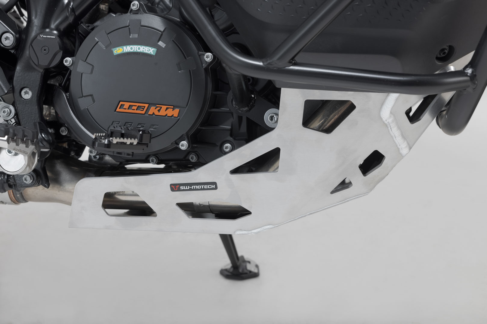 Kryt pod motor motocyklu SW-MOTECH pro moto KTM SUPER ADVENTURE R/S 1290 rok 2021-2022 barva stříbrná