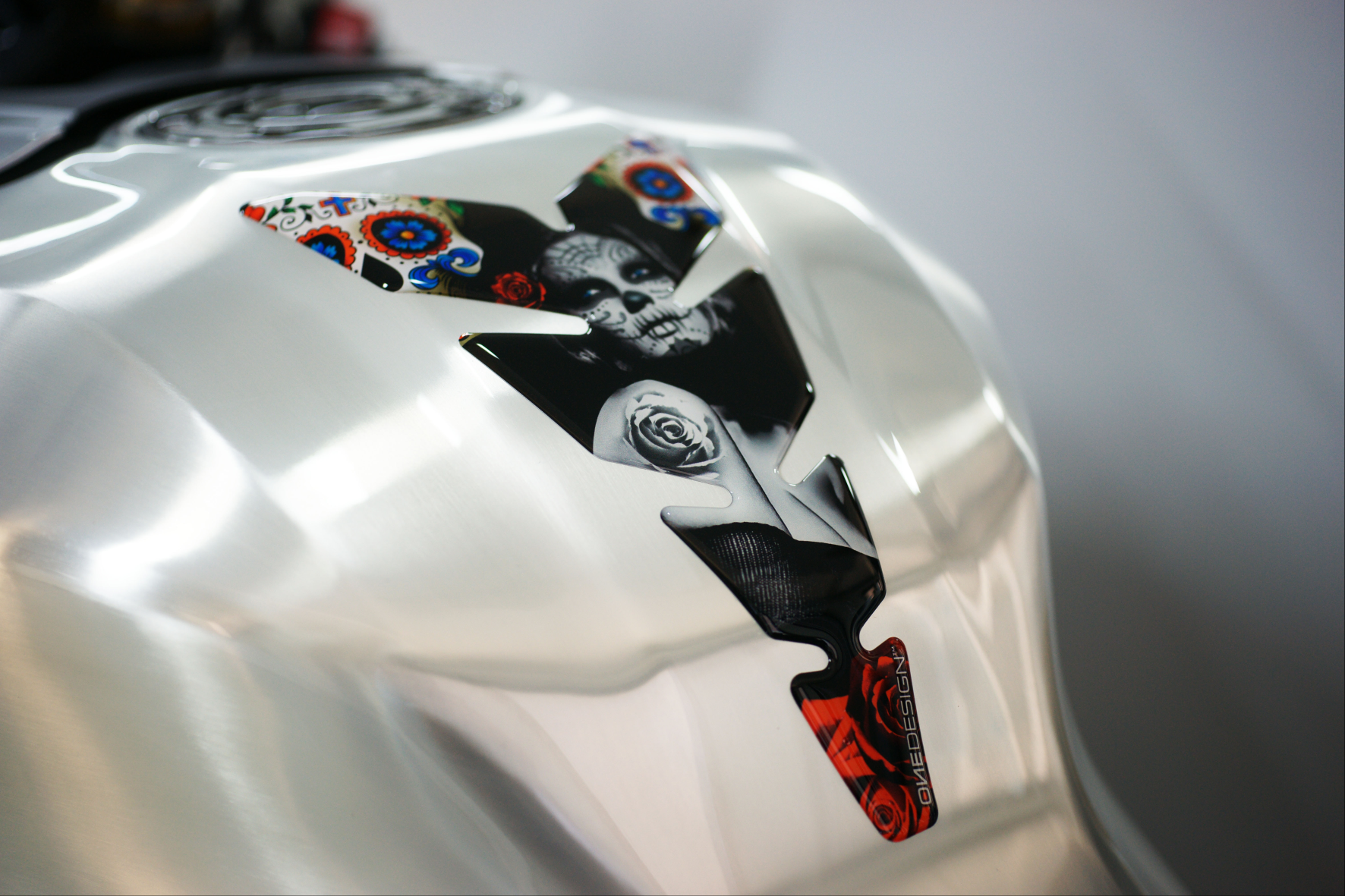 Samolepka - tank pad na nádrž motocyklu ONEDESIGN MOON MEX TATTOO rozměry 223 mm X 134 mm
