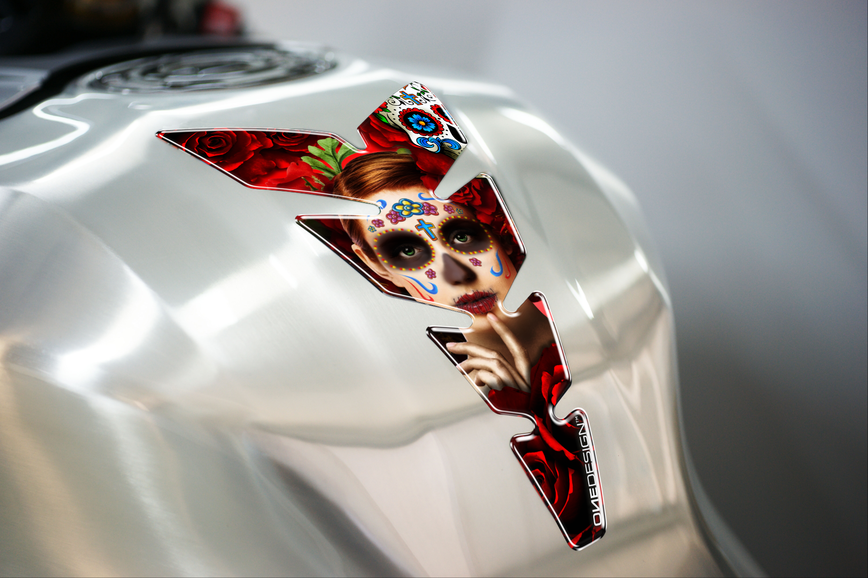 Samolepka - tank pad na nádrž motocyklu ONEDESIGN MOON MEX RED WOMAN rozměry 223 mm X 134 mm