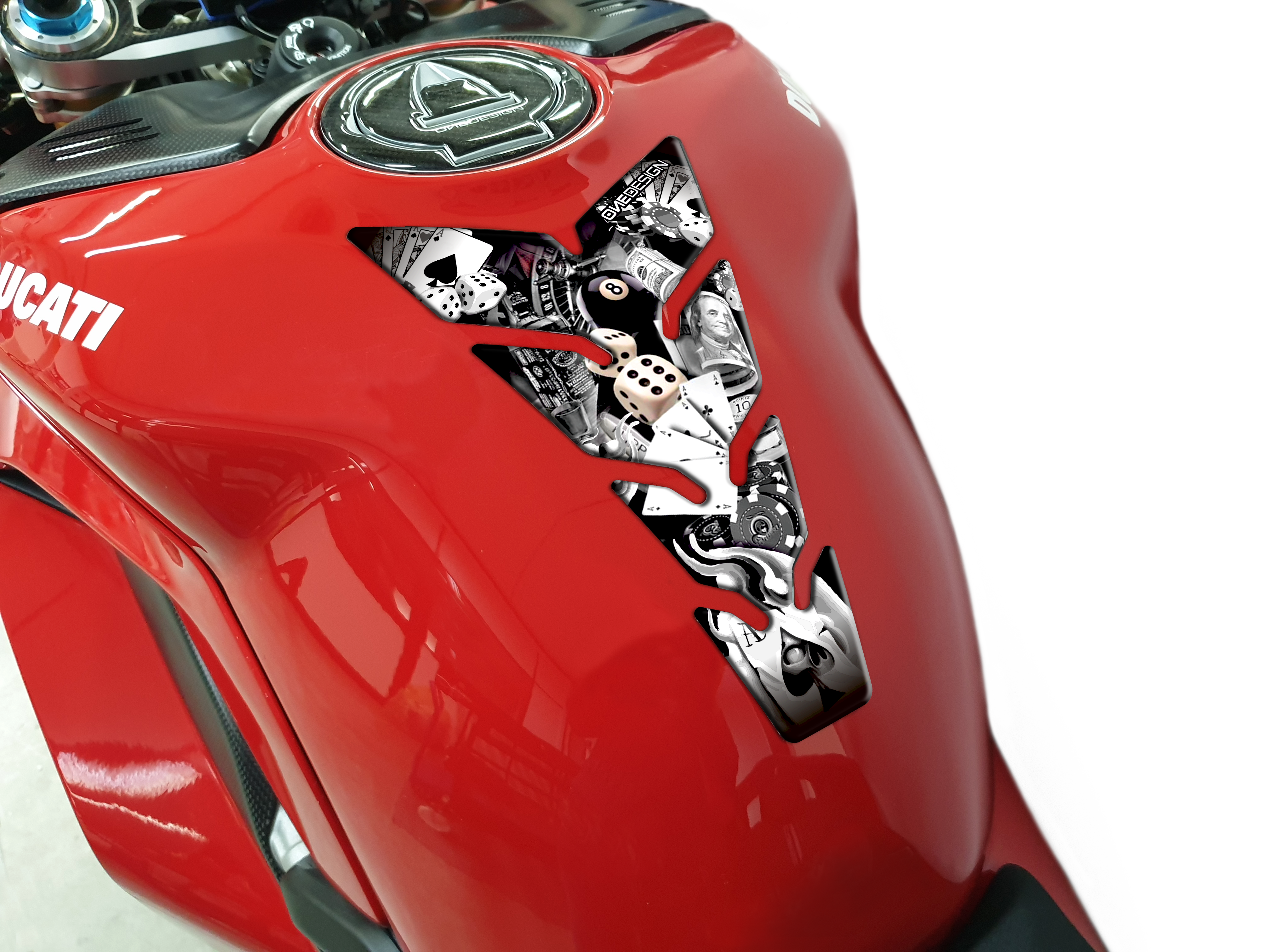 Samolepka - tank pad na nádrž motocyklu ONEDESIGN MAX BAD HABITS rozměry 223 mm X 134 mm
