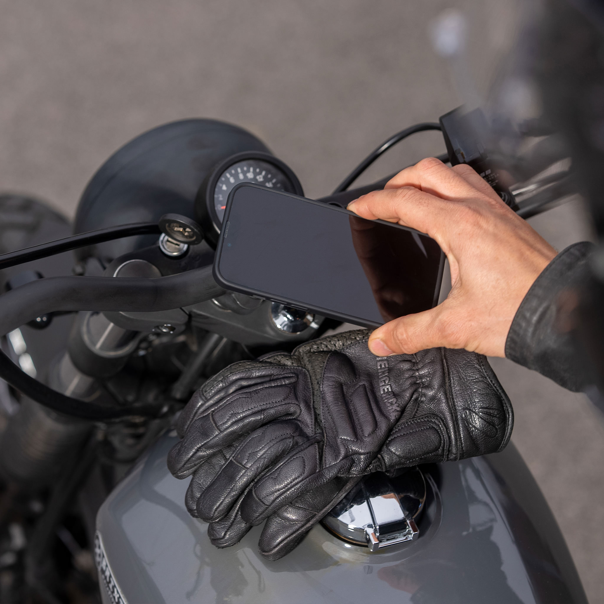 Držák mobilního telefonu na motocykl SP CONNECT Moto Bundle LT Universal Interface SPC+ 52401 