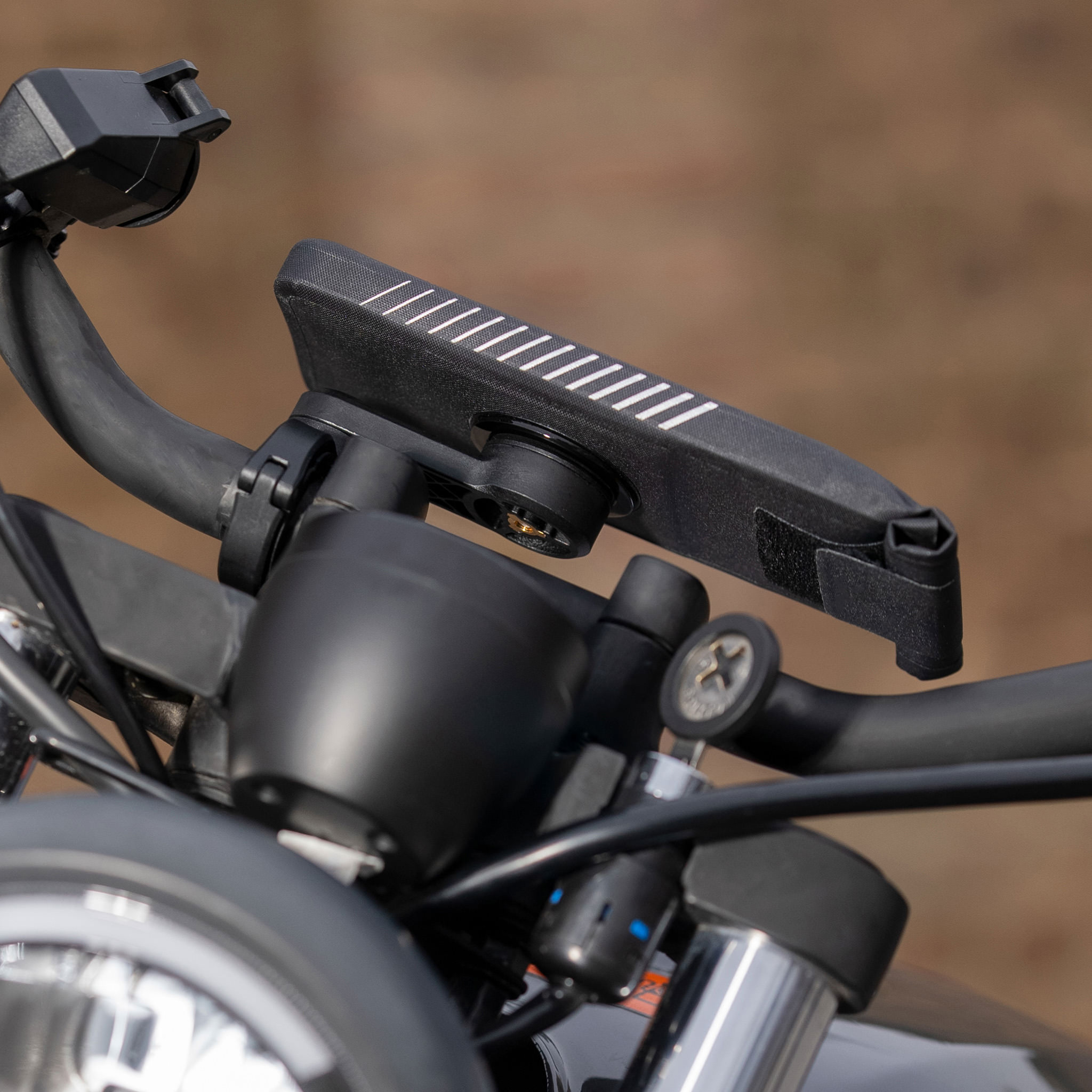 Držák mobilního telefonu na motocykl včetně univerzální kapsy SP CONNECT Moto Bundle LT Universal Case SPC+ 52402 , velikost L, pro telefony max cca. 165 x 80 mm 