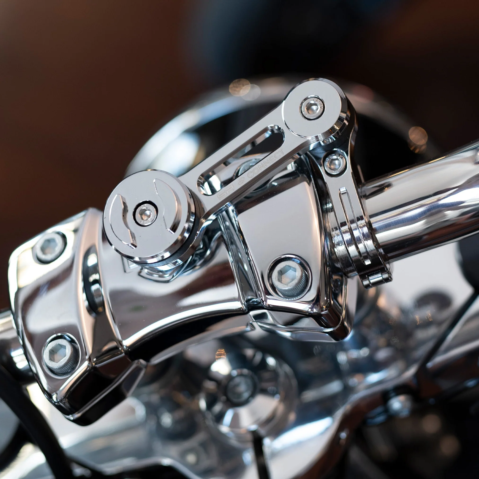 Držák mobilního telefonu SP CONNECT MOTO MOUNT PRO 53129 barva chromová, pro průměr řidítek 1/4”, 1/8”, 1”, 7/8”