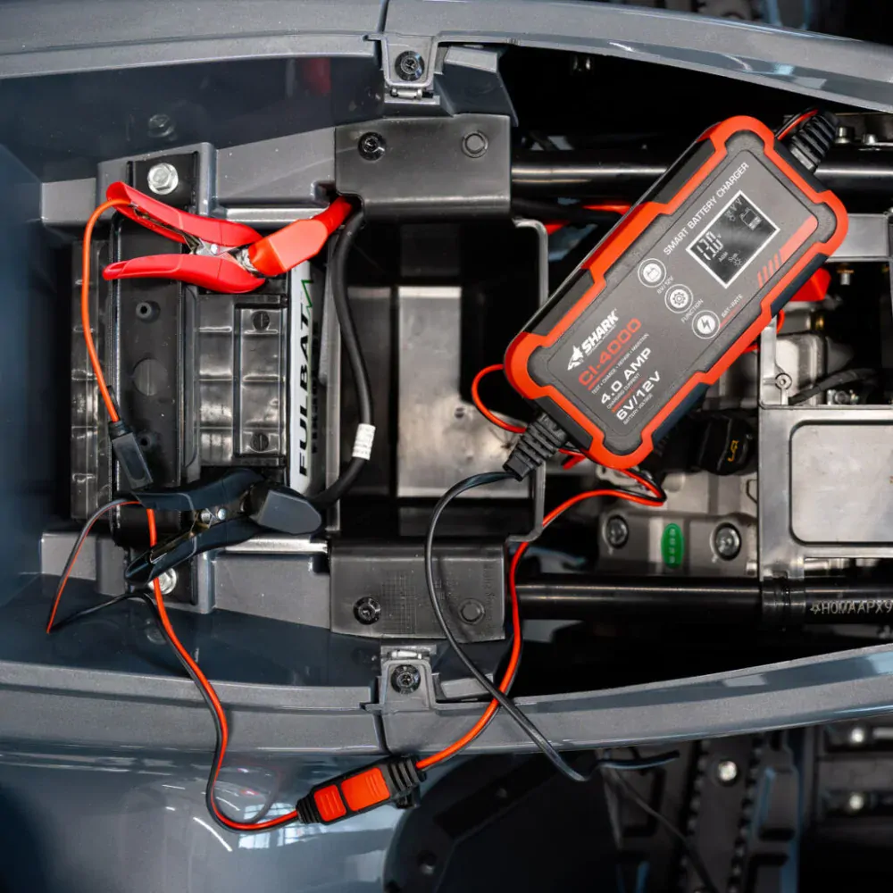 Inteligentní 4A nabíječka pro všechny 12V / 6V / nabíječka baterií SHARK BATTERY CHARGER CI-4000 LI-ION, AGM, GEL AJ. 