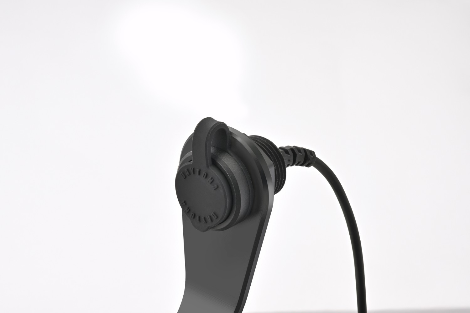 USB-C zásuvka pro motocykl DAYTONA USB TYPE-C COWL FAIRING MOUNT Ø20MM