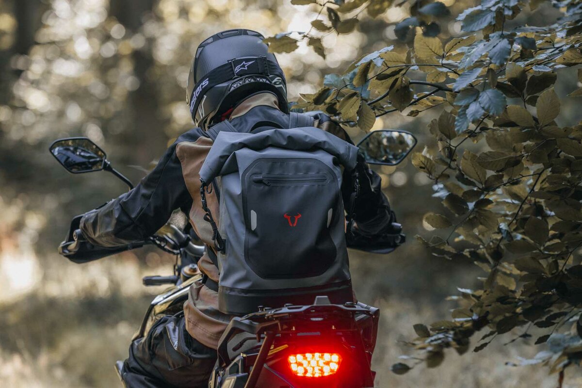 Vodotěsný batoh SW-MOTECH DRYBAG 300 backpack waterproof šedá/černá, obsah 30 litrů 