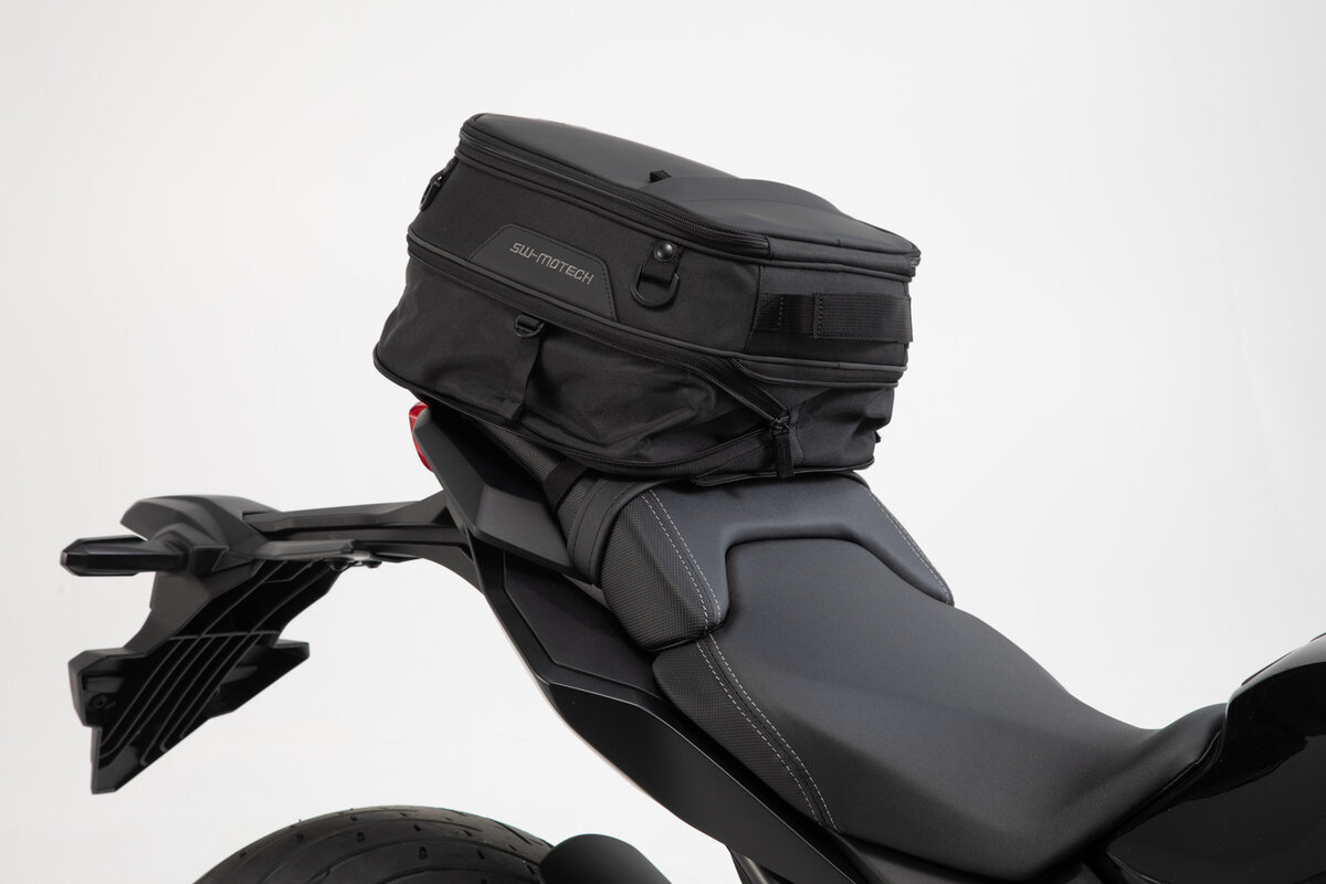 Zadní brašna na sedadlo motocyklu SW-MOTECH ION EXTENSION TAIL BAG černý velikost S, rozměry 33,0 x 29,0 x 10,0 cm, objem 7 až 15 litrů 