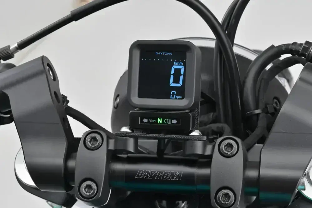 Vodotěsný digitální LCD tachometr / otáčkoměr DAYTONA DIGITAL SPEED & RPM METER, rozměr 50x50x25 mm
