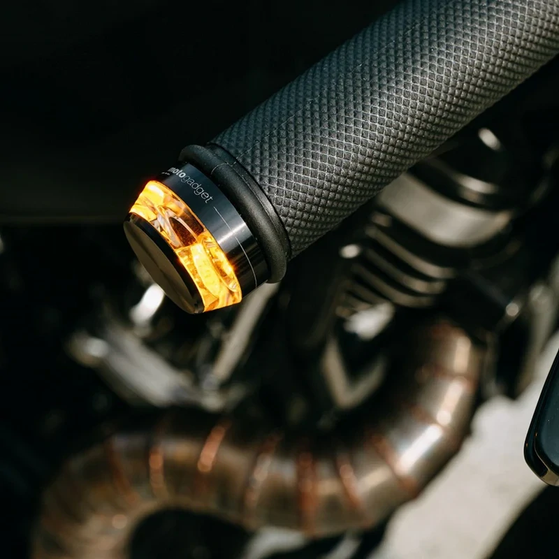 Homologovaný led motocyklový blinkr do konců řidítek MOTOGADGET TURN SIGNAL MO.BLAZE DISC - POZICE MONTÁŽE PŘEDNÍ  LEVÁ, barva lesklý chrom 