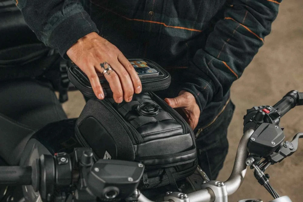 Přepravní taška / obal na smartphone k tank bagu na nádrž motocyklu SW MOTECH LEGEND SMARTPHONE BAG barva černá, rozměr 11,0 x 19,0 x 2,5 cm