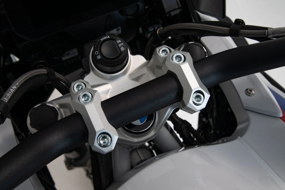 Zvýšení / vyvýšení řidítek motocyklu SW-MOTECH pro BMW viz popis , zvýšení o 32  mm, barva stříbrná