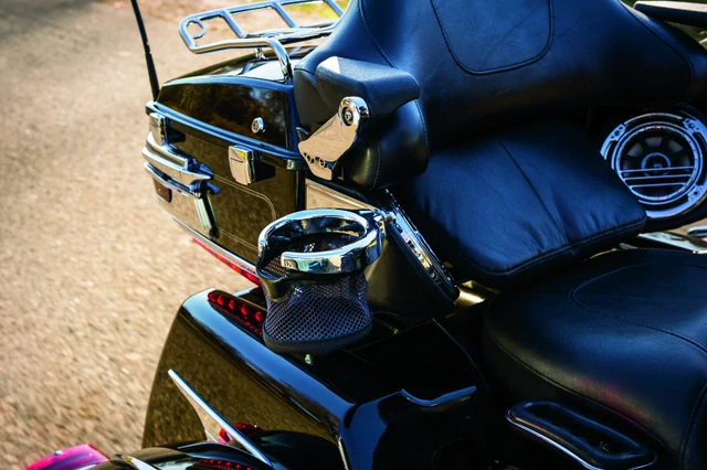 Držák na pití pro spolujezdce pro upevnění na motocykl KURYAKYN PASSENGER DRINK HOLDER pro HARLEY DAVIDSON FLH rok 2014-2025, FLT TOURING barva chromová