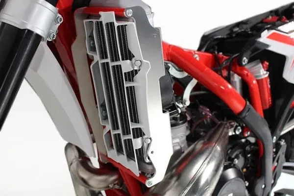 Výztuhy chladičů motocyklu AXP RACING RADIATOR BRACES pro BETA RR/ Racing 2T 125/ 200/ 250/ 300 rok 2020-2023 