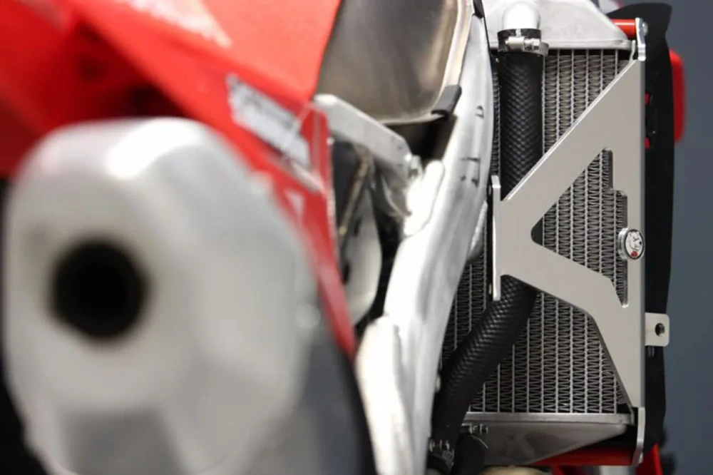 Výztuhy chladičů motocyklu AXP RACING RADIATOR BRACES pro HONDA CRF 250 R rok 2022-2024