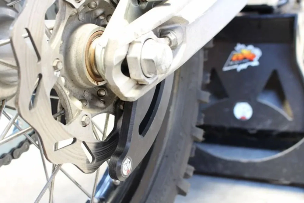 Kryt zadního brzdového kotouče motocyklu AXP RACING REAR DISC GUARD pro SHERCO SEF 250/300 FACTORY rok 2012-2025