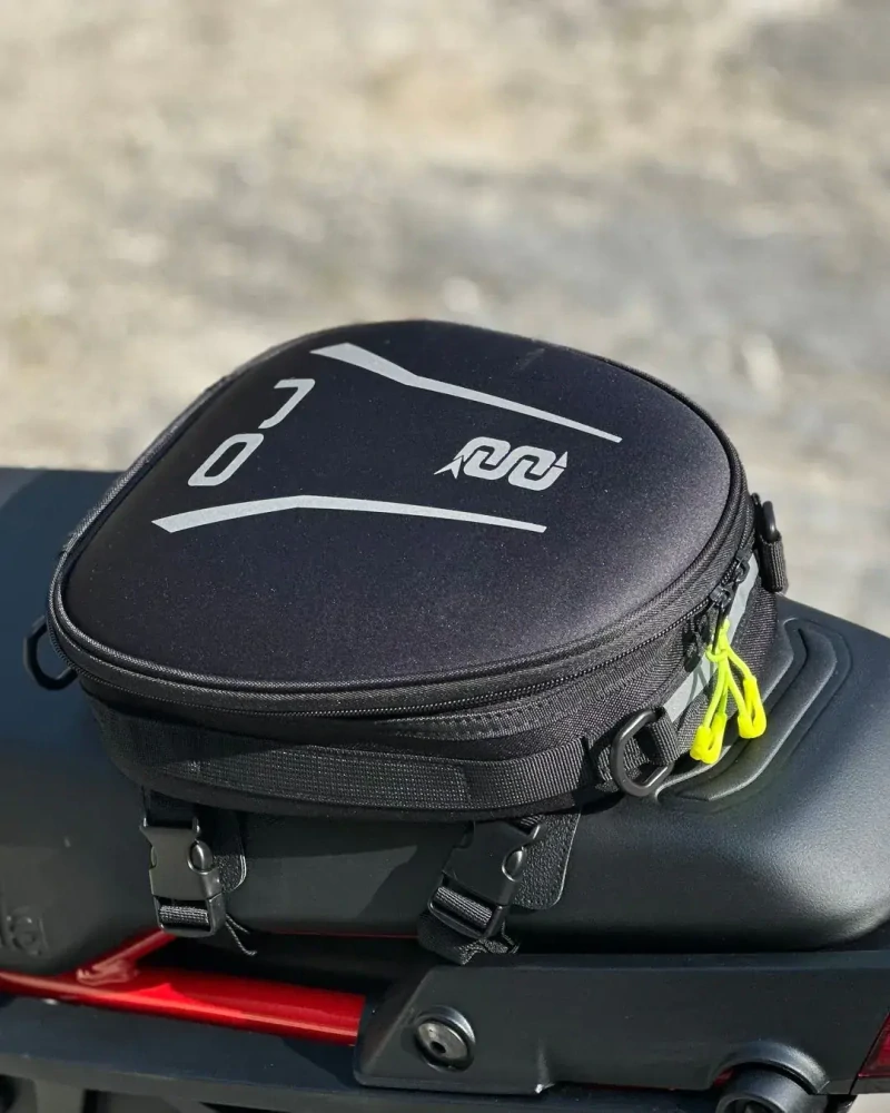 Tangbag na zadní sedadlo motocyklu OJ ATMOSFERE SEAT BAG REAR BOOST 	M2270 objem 6 litrů, barva černá 