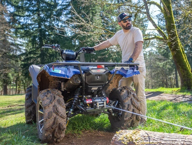 Elektrický naviják pro ATV a UTV WARN MODEL R35-S SYNTHETIC ROPE WINCH 110030 se syntetickým lanem (15 m x 4,8 mm), tažná síla 1588 kg (3500 lb)
