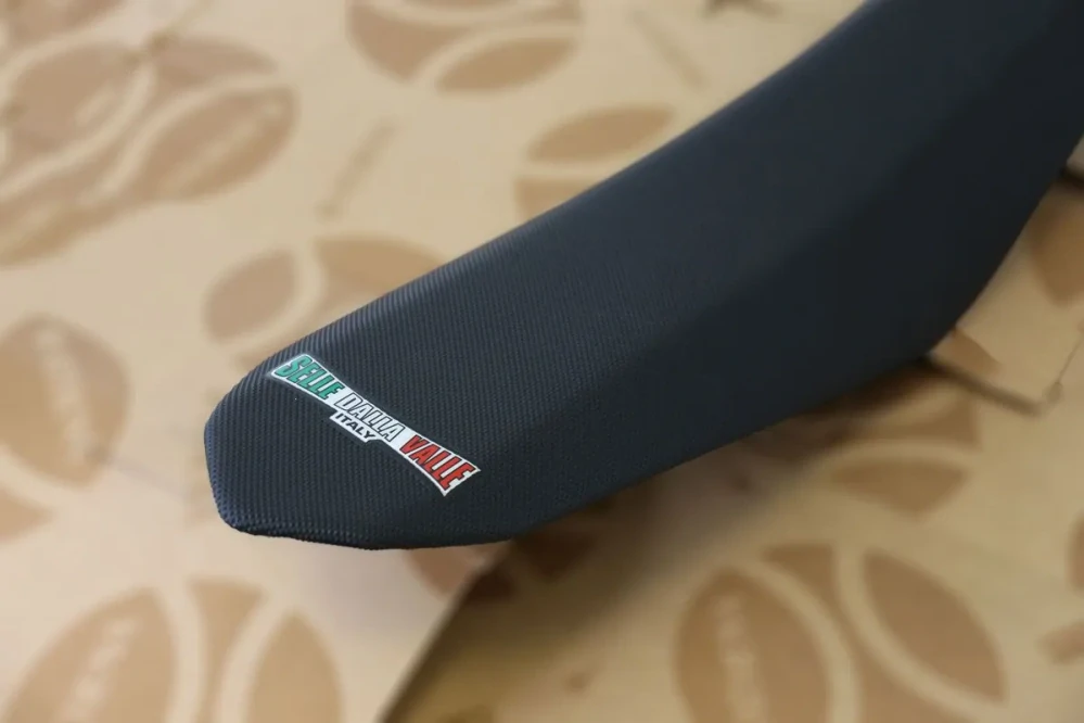 Potah sedla SELLE DALLA VALLE SUPER GRIP RACING SEAT COVER pro SUZUKI RM-Z 250 rok 2004-2026