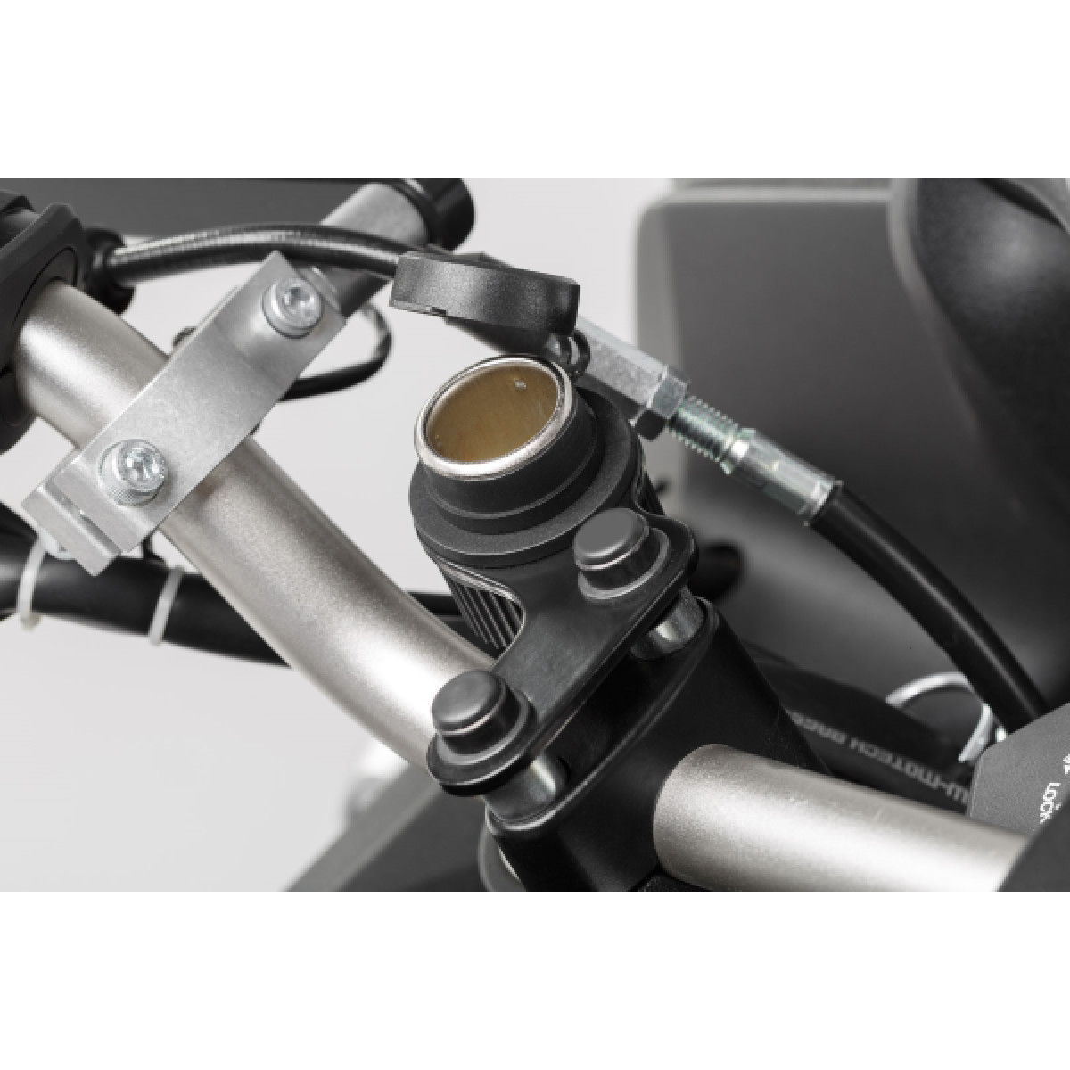Zásuvka na řidítka motocyklu SW-MOTECH CIGARETTE LIGHTER SOCKET WITH CABLE HARNESS