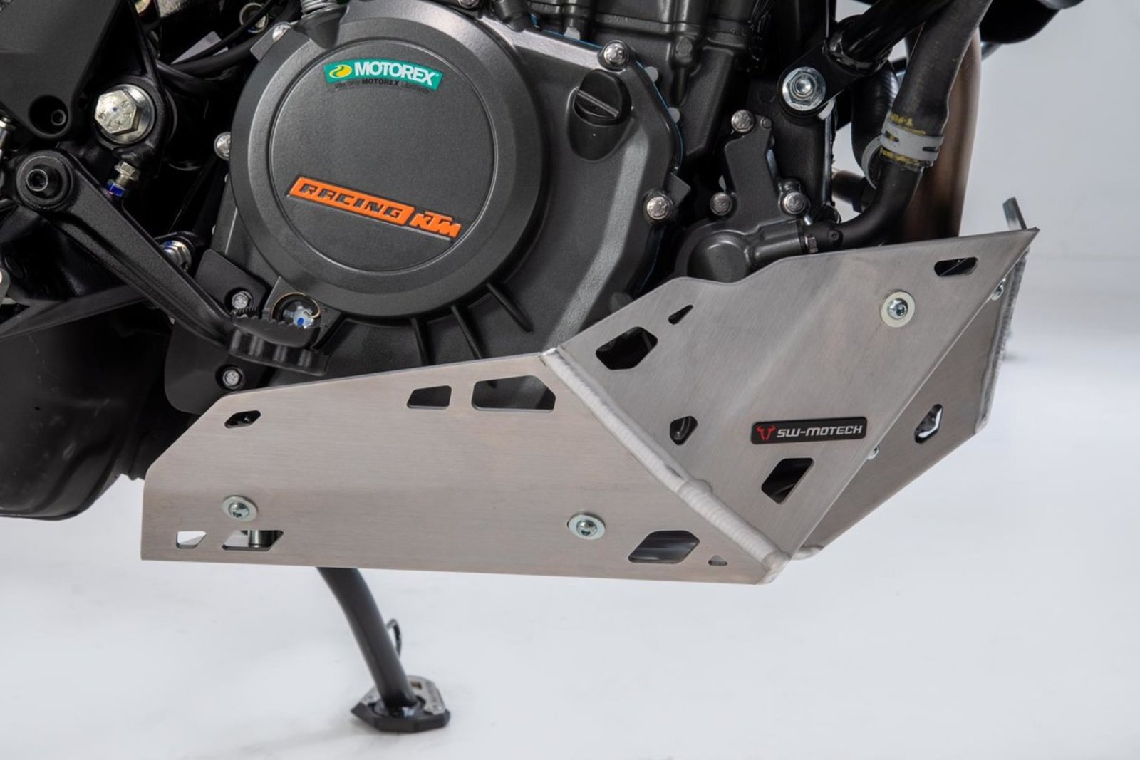 Ochranný kryt motoru motocyklu SW MOTECH pro KTM Adventure 390 2019-2020 stříbrná