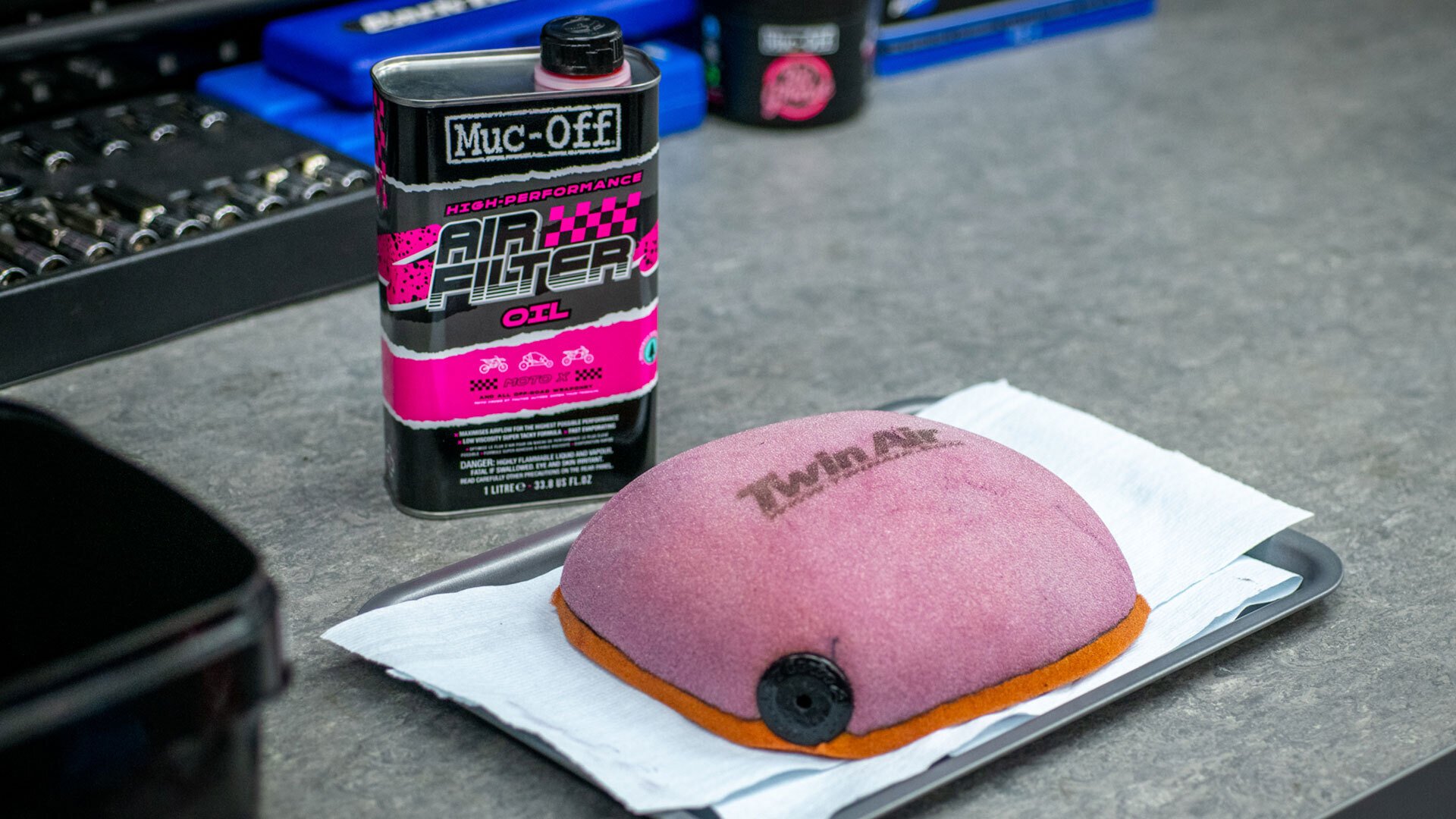 a Olej na pěnové vzduchové filtry MUC-OFF AIRFILTER OIL 1 litr 