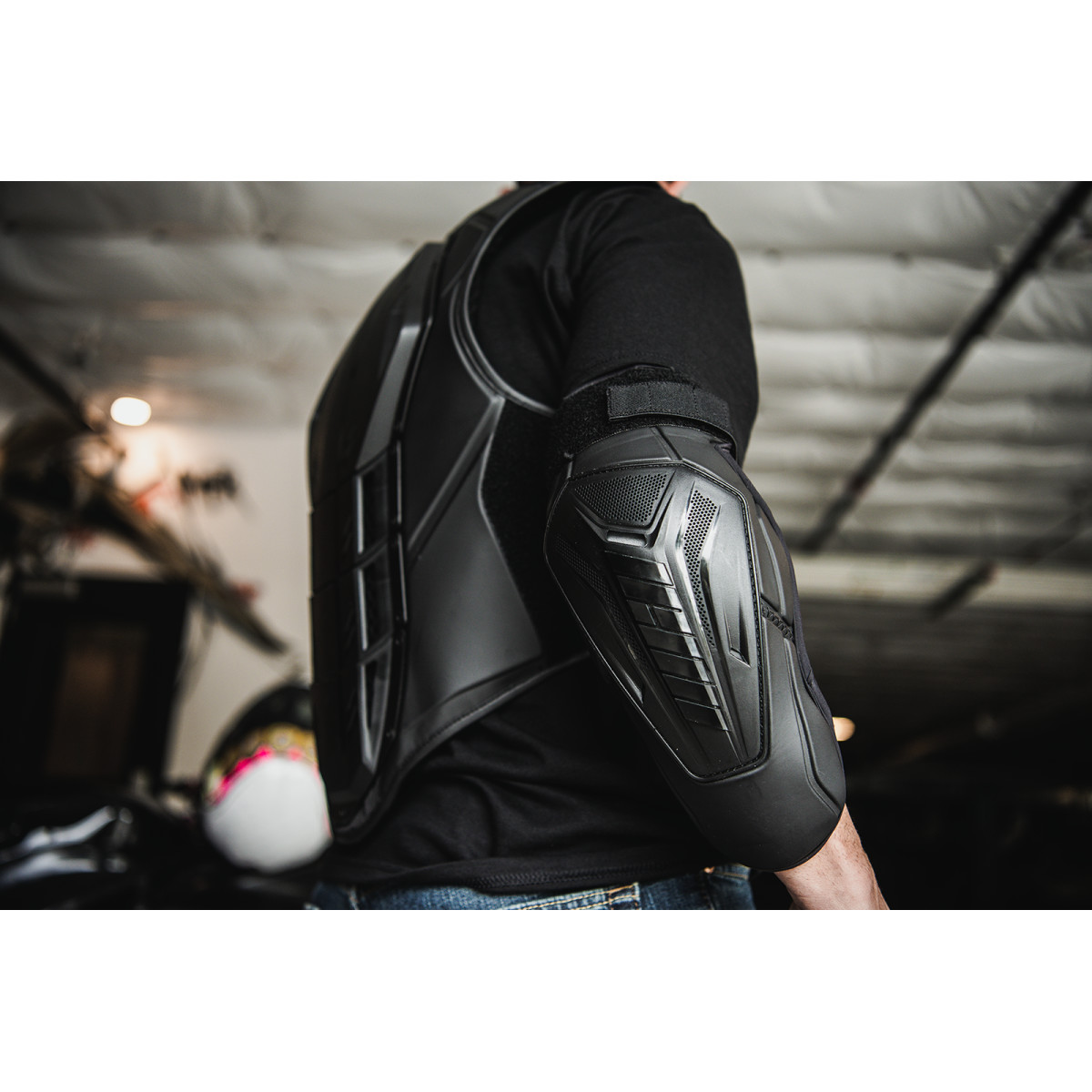 Loketní chrániče ICON ELBOW FIELD ARMOR 3 černé vel. S/M