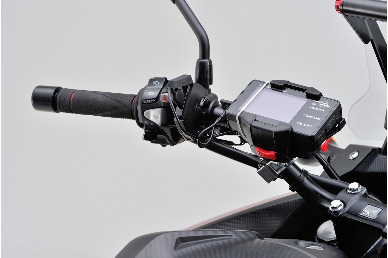 USB-A zásuvka tenká pro motocykl DAYTONA 1 USB port (MAX 5V2,4A) - rozsah vstupního napětí: DC10V-16V 