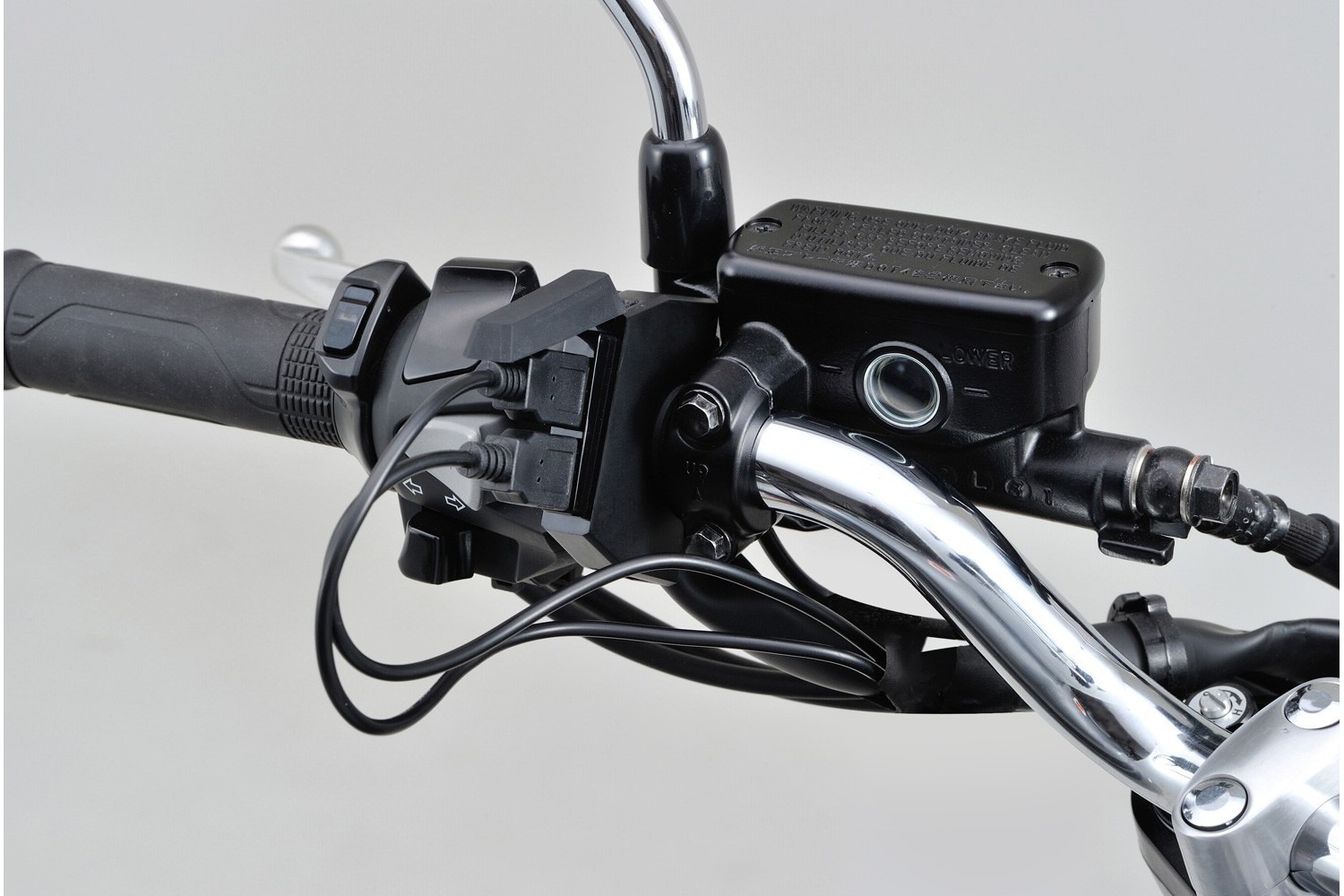 USB-A zásuvka tenká dvojitá pro motocykl DAYTONA 2 USB porty (MAX 5V2,4A) - rozsah vstupního napětí: DC10V-16V