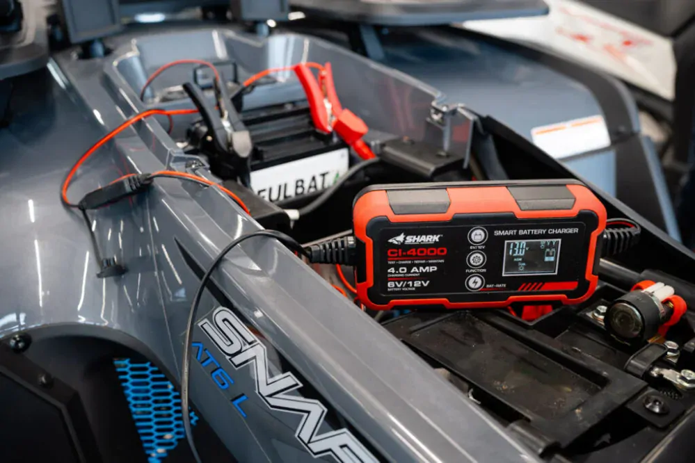 Inteligentní 4A nabíječka pro všechny 12V / 6V / nabíječka baterií SHARK BATTERY CHARGER CI-4000 LI-ION, AGM, GEL AJ. 