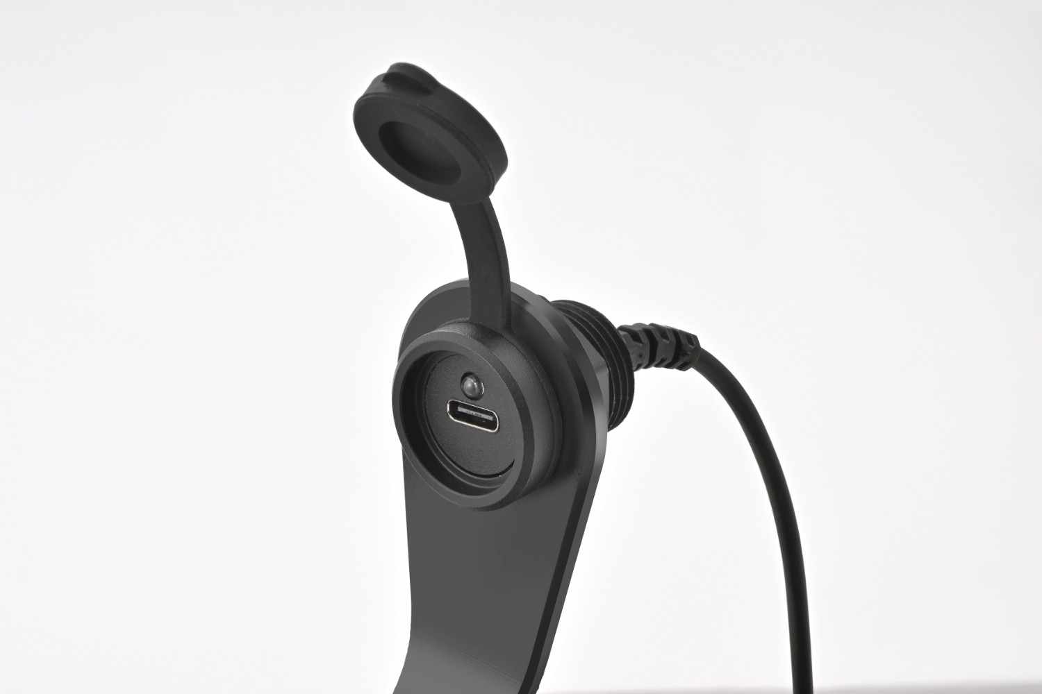USB-C zásuvka pro motocykl DAYTONA USB TYPE-C COWL FAIRING MOUNT Ø20MM