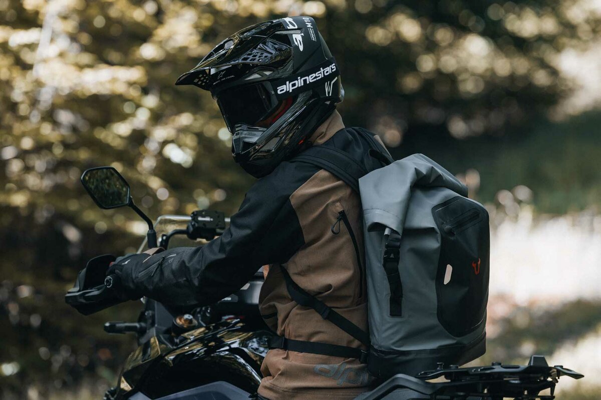 Vodotěsný batoh SW-MOTECH DRYBAG 300 backpack waterproof šedá/černá, obsah 30 litrů 