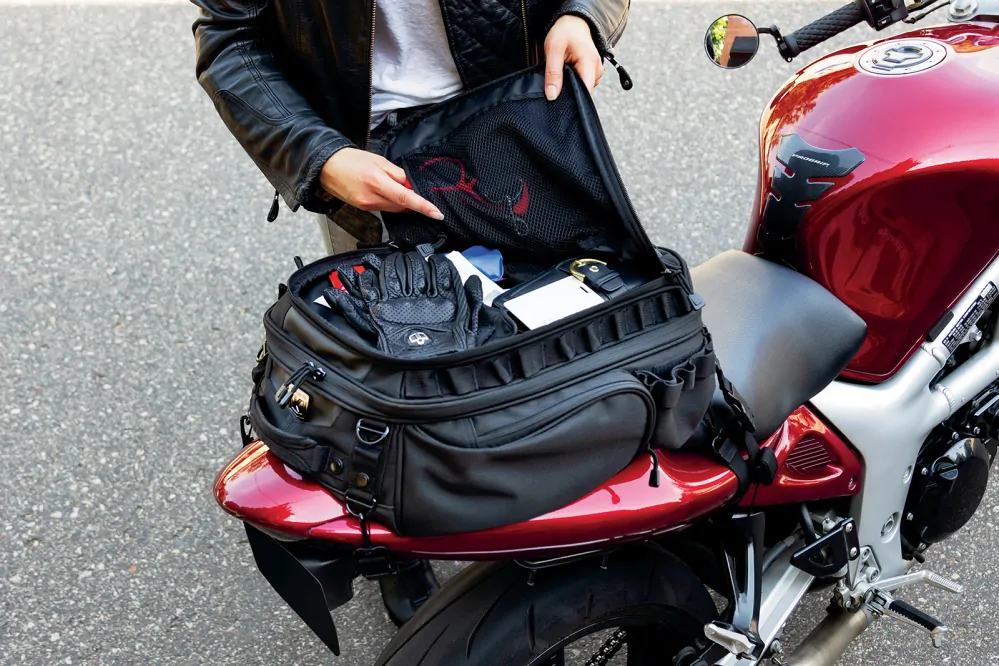 Textilní brašna na sedadlo motocyklu KURYAKYN BAG TAIL MOMENTUM ROAMER kapacita 30,5 litru