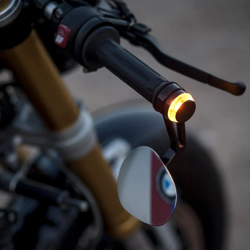 Homologovaný led motocyklový blinkr do konců řidítek MOTOGADGET TURN SIGNAL MO.BLAZE DISC - POZICE MONTÁŽE PŘEDNÍ  LEVÁ, barva lesklý chrom 