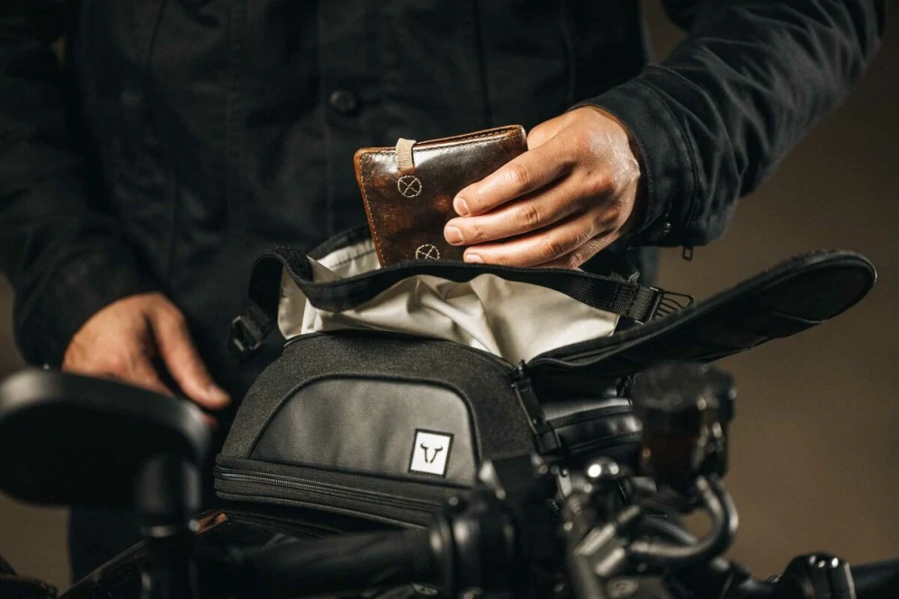 Tank bag na nádrž motocyklu SW MOTECH TANKBAG MAGNET LEGEND LT3 BARVA ČERNÁ objem 3,5–5,5 l