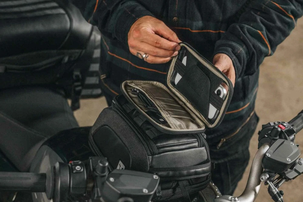 Přepravní taška / obal na smartphone k tank bagu na nádrž motocyklu SW MOTECH LEGEND SMARTPHONE BAG barva černá, rozměr 11,0 x 19,0 x 2,5 cm