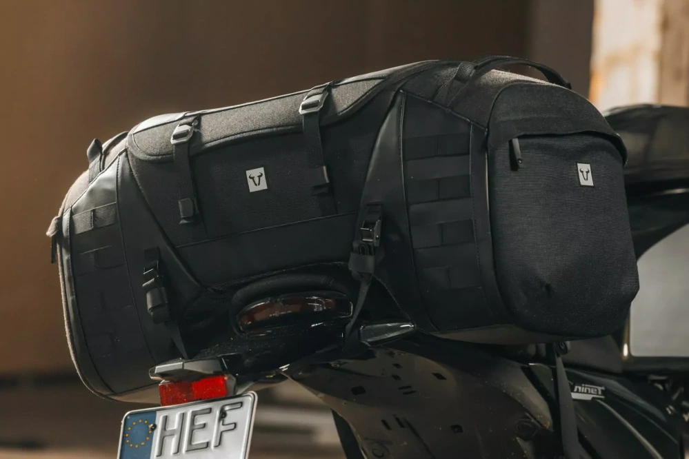 Zadní sedadlová motocyklová textilní brašna SW MOTECH LEGEND GEAR TAILBAG LR5 barva černá, celkový objem  52 litrů