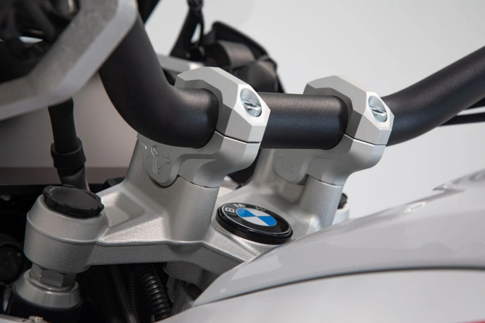 Zvýšení / vyvýšení řidítek motocyklu SW-MOTECH pro BMW viz popis , zvýšení o 32  mm, barva stříbrná