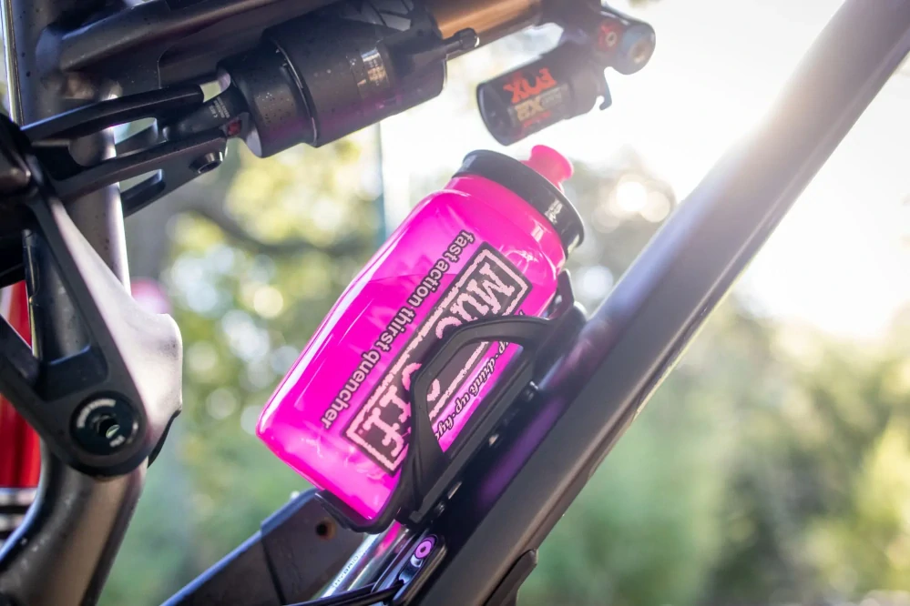 Plastová láhev na vodu MUC-OFF WATER BOTTLE PINK obsah 550 ml