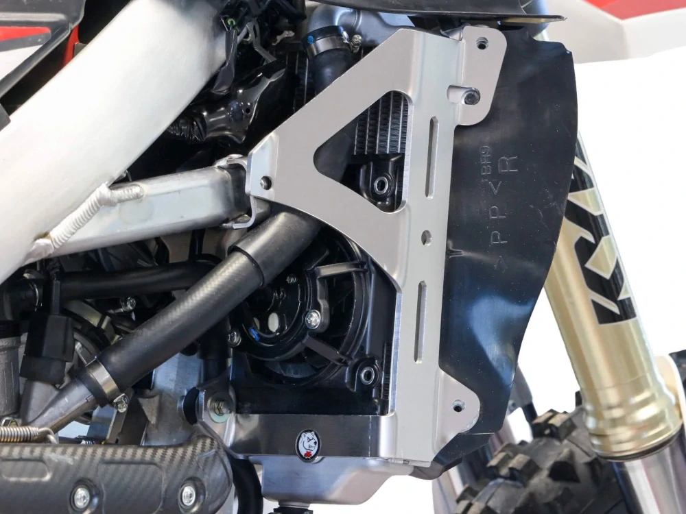 Výztuhy chladičů motocyklu AXP RACING RADIATOR BRACES pro FANTIC XEF 250 rok 2021-2024