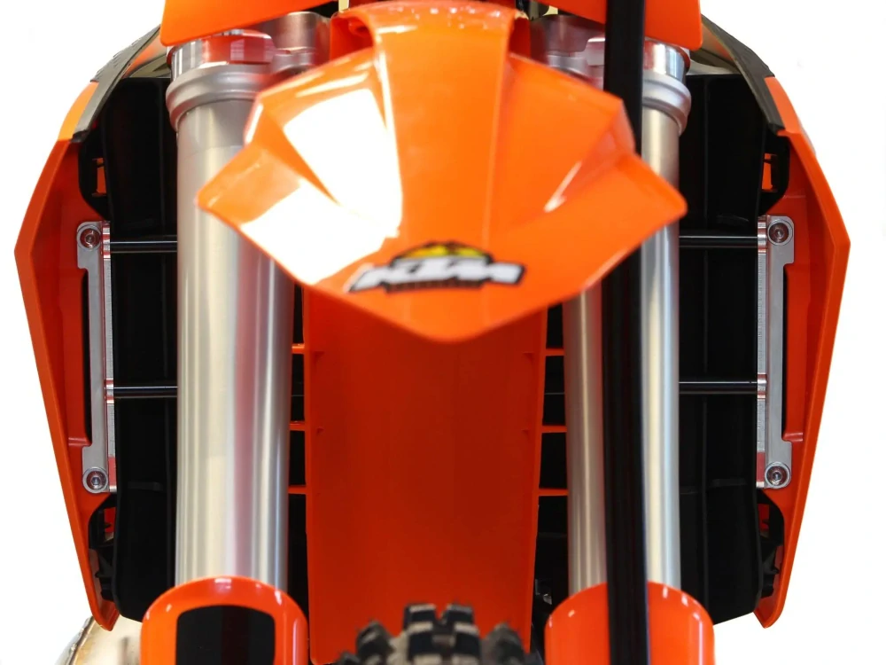 Výztuhy chladičů motocyklu AXP RACING RADIATOR BRACES pro HUSQVARNA FE 250/ 350/ 450/ 501 rok 2024-2025