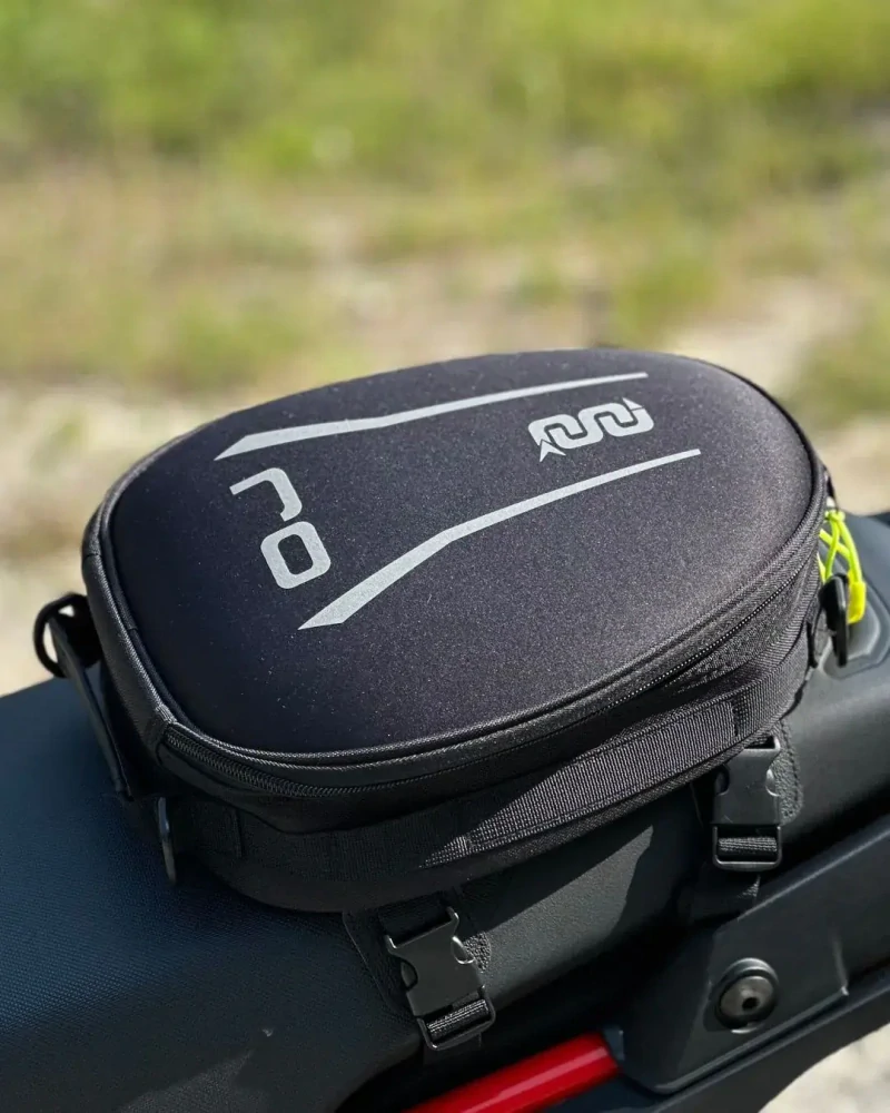 Tangbag na zadní sedadlo motocyklu OJ ATMOSFERE SEAT BAG REAR BOOST 	M2270 objem 6 litrů, barva černá 