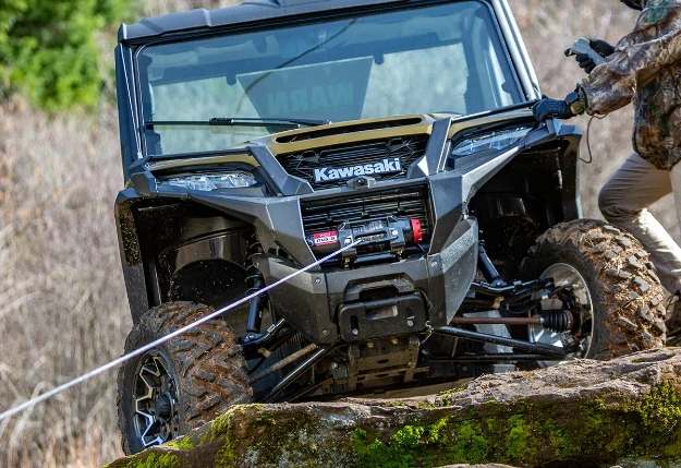 Elektrický naviják pro ATV a UTV WARN MODEL R35-S SYNTHETIC ROPE WINCH 110030 se syntetickým lanem (15 m x 4,8 mm), tažná síla 1588 kg (3500 lb)