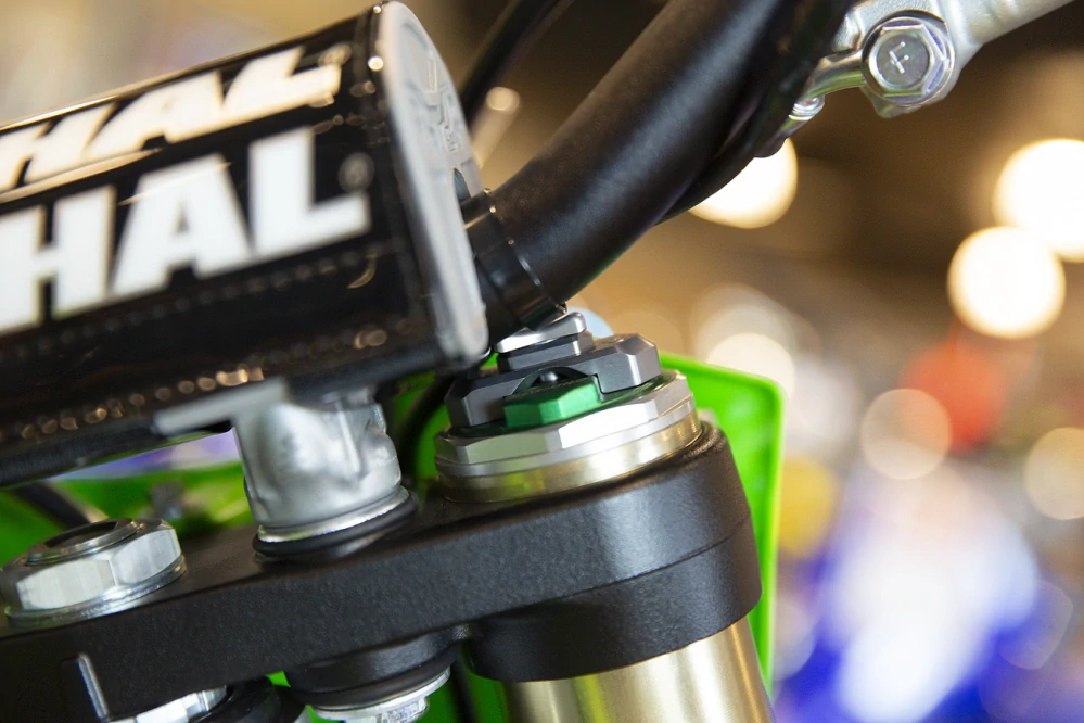 Přípravek pro nastavení tlumení komprese vidlic motocyklu MOTION PRO COMPRESSION ADJUSTER 11-0122 pro vidlice SHOWA SHORT, pár