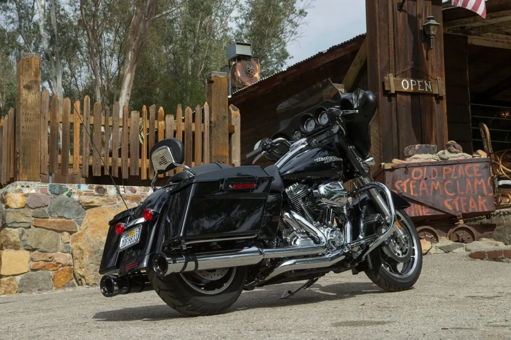 Koncovky výfuku COBRA GEN 2 NEIGHBOR SERIES MUFFLERS 4,5'' pro HARLEY DAVIDSON FLT/ FLHT/ FLHR/ FLHX/ FLTR rok 1999-2016 barva chromová/černé zakončení 
